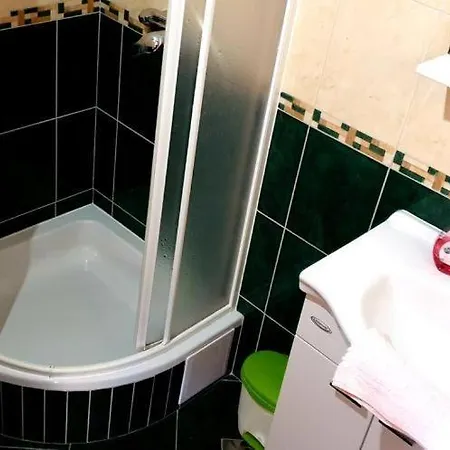 Red Sunset Apartment *